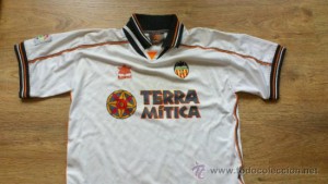 Camiseta del Valencia Club de Futbol con el patrocinio de Terra Mítica